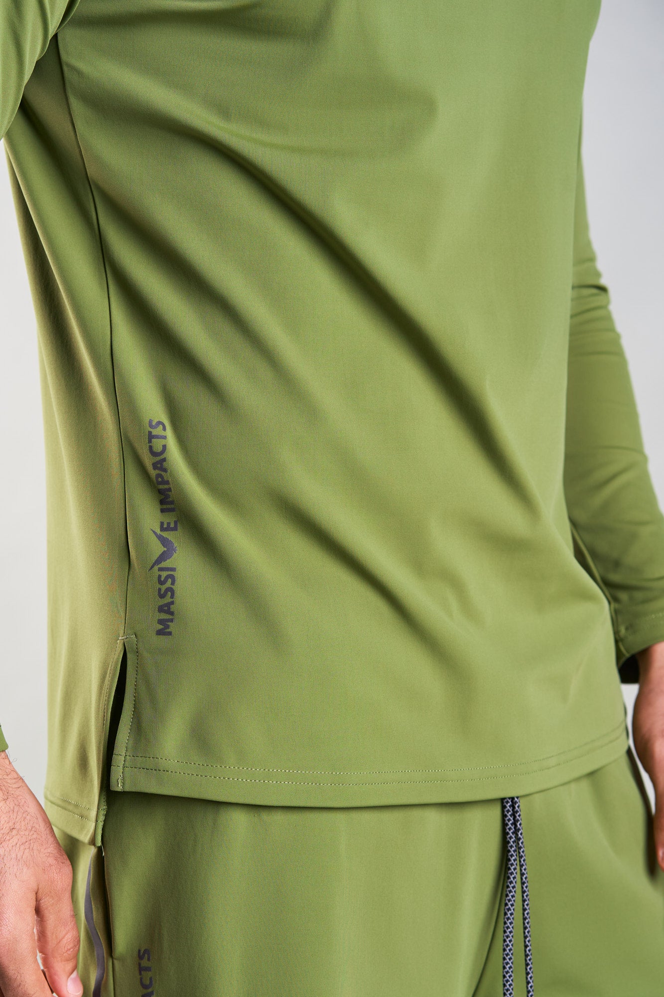 J003MI Zip-Neck Long-Fit Sleeve Top